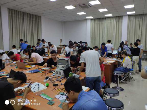 电子设计竞赛选拔场面 电子设计竞赛选拔场面