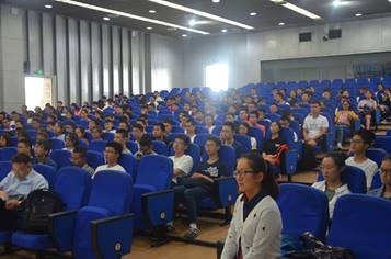 图片包含 人员, 室内, 天花板, 大型描述已自动生成