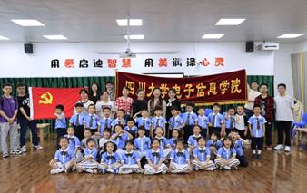 图片包含 室内, 人, 天花板, 桌子描述已自动生成